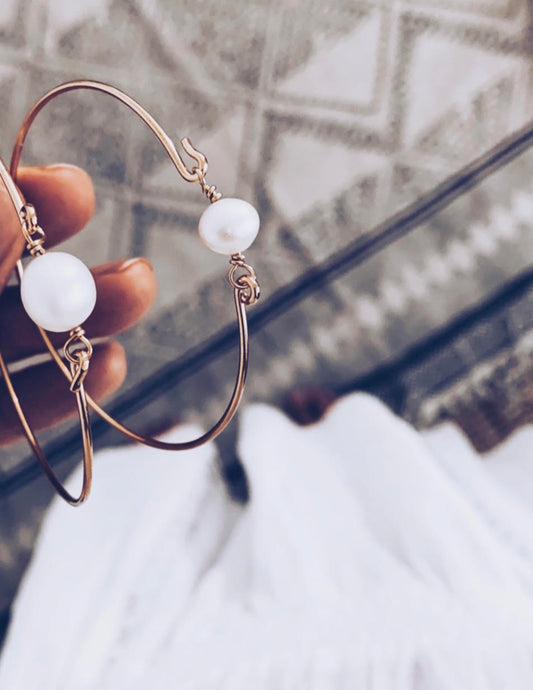 Hoop bracelet with stone